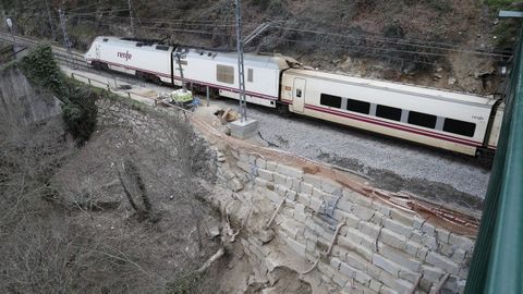 Tren pasando por la zona donde se produjo un derrumbe que oblig� a cortar el tr�fico ferroviario en Frieira en el mes de marzo