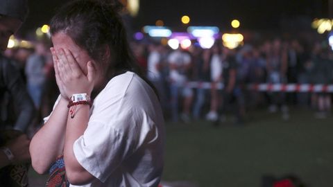 Una chica se lamenta del accidente sufrido por el acr�bata druante el festival Mad Cool en  Madrid
