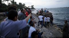 Habitantes de la provincia egipcia de Beheira, reunidos en la costa a pocas millas de donde se hundi� el barco, con 600 personas. 
