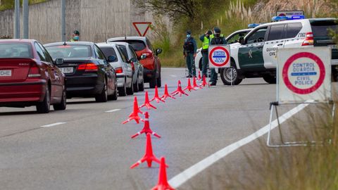 Una patrulla de la Guardia Civil realiza un control en los accesos a un centro comercial en Siero