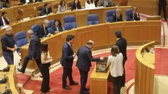 El PP se abstuvo en la votaci�n y permiti� su continuidad, al no conseguirse la mayor�a necesaria, de 45 diputados