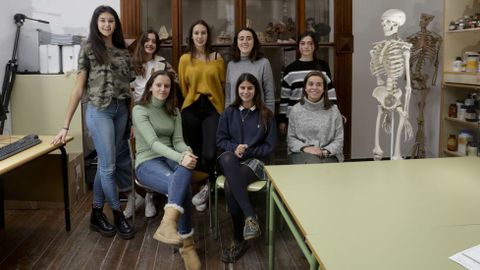 De pie, de izquierda a derecha: Mara, Luca, Blanca, Amanda y Noa; sentadas, ngela, Laura y Almudena