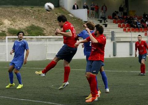Los futbolistas de la SD Chantada se mantienen en la zona noble de la clasificaci�n. 