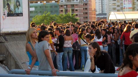 Colas para el concierto de El canto del 2004 en el Coliseum