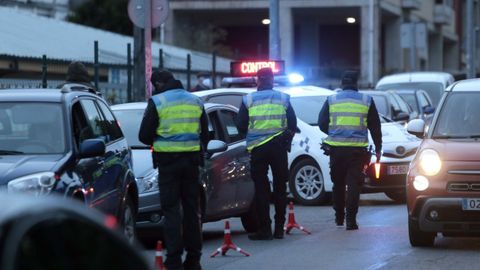 Agentes de la Polica Local de Lugo, en un control de trfico.