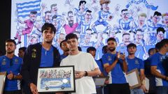 No� Carrillo, recibiendo la caricatura del ascenso de manos del periodista Adri�n Sobrino