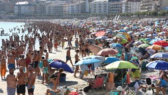 Baistas disfrutando de la playa de Silgar (Sanxenxo). 
