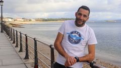 Abraham Ben�tez en el paseo de Coroso, de donde suele partir corriendo cuando acaba de trabajar.