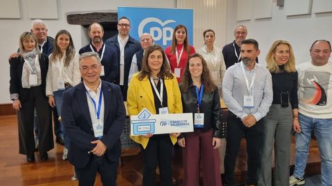 La nueva junta local del PP en O Barco, liderada por Inmaculada Rodrguez.