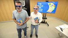 El concejal de Festas, Demetrio G�mez, y el alcalde de Pontevedra, Miguel Anxo Fern�ndez Lores, este lunes, con las gafas para ver el eclipse que regala el programa de las Festas de Ver�n