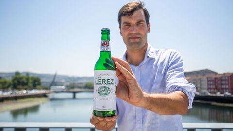 Carlos Font�n, con la nueva botella de agua con gas de Aguas de L�rez