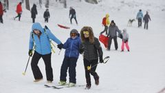 Familias y amigos esquiando este febrero en Manzaneda