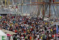 Imagen del p�blico que visit� la semana pasada el puerto debido a la Tall Ships Race.