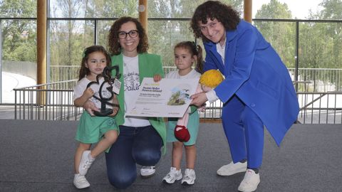 Goretti Sanmartn, alcaldesa de Santiago, entreg el premio a la coordinadora del proyecto, Iria Gonzlez Area, y a las pequeas Daniela Lpez Insua y Carmen Carln Nieto