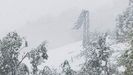 Una torre elctrica rota, en San Martn de Teverga