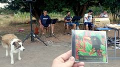 Os m�sicos que gravaron o ced� durante unha actuaci�n ofrecida recentemente no lugar de Nogueiras. En primeiro termo, a portada do disco San Lourenzo, ven a n�s, que acaba de po�erse � venda 