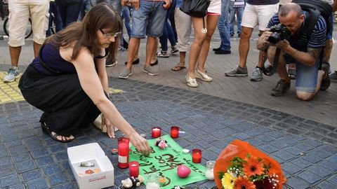 Muchas personas han empezado a depositar mensajes y velas en el mosaico en las Ramblas de Barcelona despus del atentado ocurrido ayer