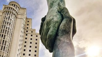 Escultura de Acordo Xusto en la Cidade da Xustiza de Vigo