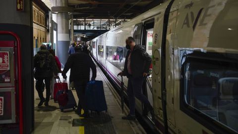 Pasajeros en la estaci�n de Oviedo a la llegada del tren AVE