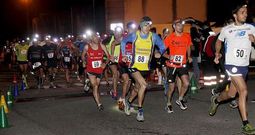 Rub�n Caama�o, con camiseta blanca a la derecha, en la salida de la prueba de atletismo de Casti�eiras junto al resto del pelot�n. 