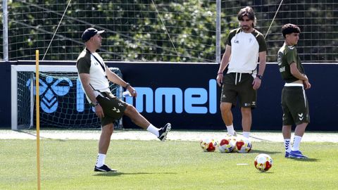 El entrenador del Celta Fortuna, Fredi �lvarez, en el entrenamiento de este viernes.