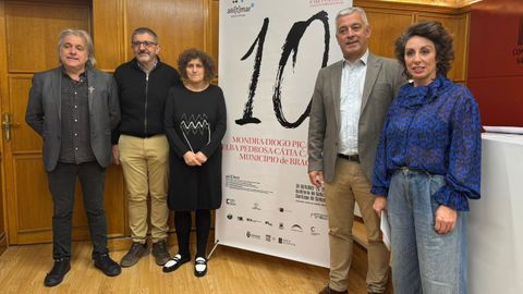 De izquierda a derecha, V�tor Belho, de Nordes�a Produci�ns; Gonzalo Constenla, director de la Escola Oficial de Idiomas de Santiago y organizador de la gala; la alcaldesa de Santiago, Goretti Sanmart�n; el secretario xeral de Lingua, Valent�n Garc�a; y la poeta y periodista Elba Pedrosa, premiada en esta edici�n.