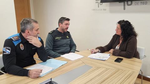 La alcaldesa de Teo, Luc�a Calvo (PP), se re�ne con los responsables de la Guardia Civil y de la Polic�a Local ante la ola de robos en viviendas