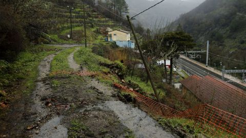 El derrrumbe impide que circulen coches por el el �nico acceso rodado a las casas de la parte alta de Santo Estevo