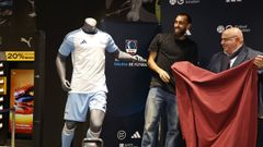 Borja Iglesias y Pablo Prieto en la presentaci�n de la nueva camiseta