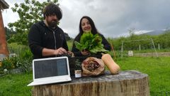 Manuel y Luc�a, de Rebulidoiro Granxa Eco, muestran los productos ecol�gicos de su huerta que mandan a toda Espa�a. En Santiago y comarca los reparten ellos.