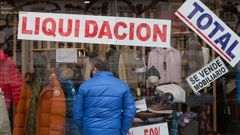 En algunos escaparates de Lugo ya lucen las pegatinas y los carteles anunciando rebajas