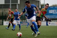 El As Pontes (de azul y blanco) demostr� m�s oficio que el Laracha en algunas fases del choque.