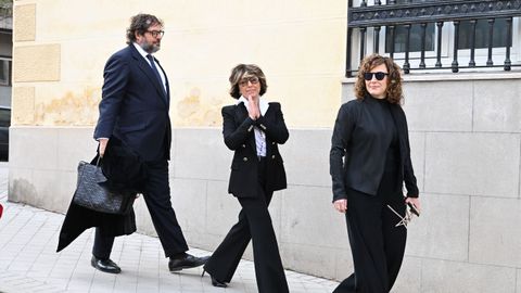 Sonsoles �nega, junto a su pareja Juan Montes y su hermana, Cristina �nega