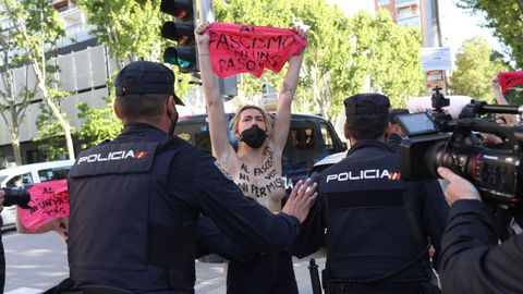 Activistas de Femen protestan a las puertas del colegio San Agustn, donde tiene previsto votar Roco Monasterio (Vox)