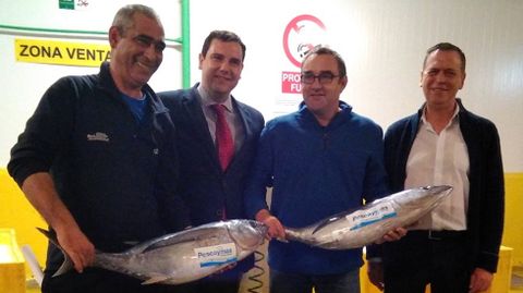 Los armadores que trajeron el primer bonito junto a responsables de Masymas
