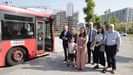 La alcaldesa, In�s Rey, en el centro, junto a representantes vecinales, de Tranv�as y del Ayuntamiento, en una de las tres paradas del bus en Xux�n