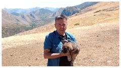 Javier Dur�, con un cachorro de mast�n entre sus brazos