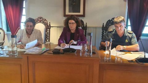 Firma del convenio de adhesión al sistema VioGén, con la subdelegada del Gobierno, María Rivas, flanqueada por la teniente de alcalde, Ana Matilde Cartelle, y un representante de la Guardia Civil