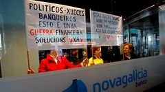 Varios manifestantes en el interior de la oficina.