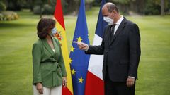 Carmen Calvo, ayer en Par�s con el primer ministro franc�s, Jean Castex, dijo que el Gobierno est� a disposici�n del Congreso si este decide que Iglesias d� explicaciones por la imputaci�n de Podemos