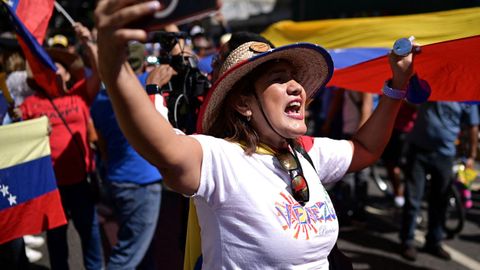 Opositores venezolanos se manifiestan en Caracas contra la investidura de Maduro