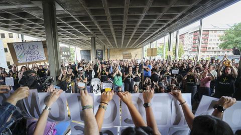 Concentración de los docentes en huelga en el exterior de la sede de las consejerías de Oviedo
