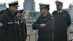 Jos� Almira, comandante del buque, en el relevo a la unidad insignia