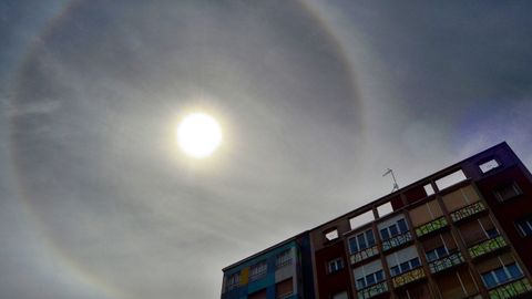 Halo solar. Paseo del muro de San Lorenzo, Gij�n. Se trata de un fen�meno �ptico que aparece alrededor del Sol en forma de anillo luminoso. Las �nicas nubes capaces de crear este fotometeoro son los Cirrostratus (nubes altas formadas por diminutos cristalitos de hielo)