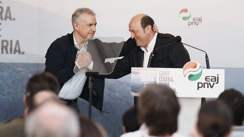 Aberri Eguna, el PNV contra Bildu: Siguen siendo los mismos. Son los de la mani aunque vistan de Armani. As lo asegur el presidente del PNV, Andoni Ortuzar, -en la imagen con el lendakari Urkullu- durante la celebracin en Bilbao del da de la patria vasca. Cuando se acercan las elecciones, dijo, meten en el armario el palestino, el forro polar y el flequillo cortado a motosierra para ponerse chaquetas de diseo, camisetas de marca y cara de no haber roto nunca un plato, lanz contra los de Otegl.