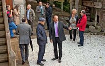 Os asistentes ao plenario, no exterior do auditorio rosaliano<span lang= es-es >. </span>