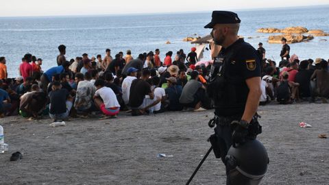 Cientos de personas migrantes reciben atenci�n sanitaria de profesionales del INGESA y voluntarios de Cruz Roja, en la playa del Trampol�n.