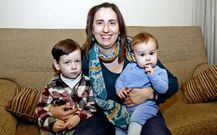 Charo Vidal posa en su casa con sus dos hijos nacidos en 2009 y en el 2013.