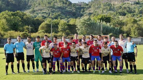 Jugadores de la UD Ourense posan con los del Francelos antes del triangular.