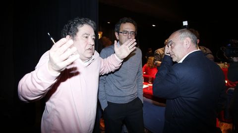 El alcalde de Pontevedra, Miguel Anxo Fernndez Lores, suspendi temporalmente el pleno ante la tensin y los gritos del pblico. 